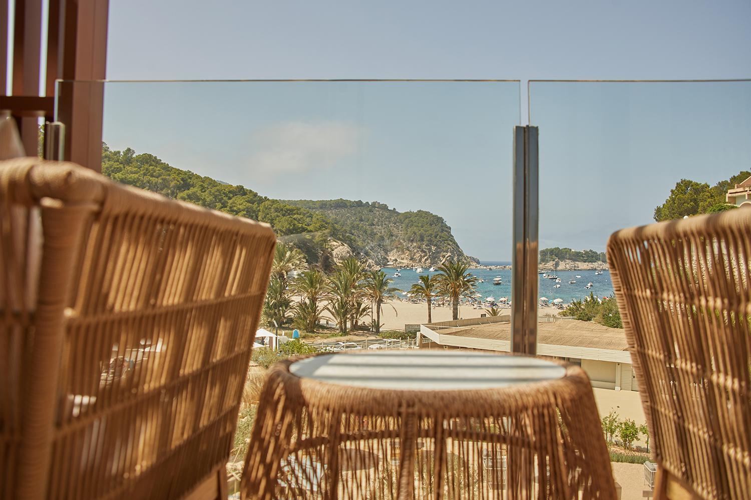 Cala San Miguel Ibiza Resort, Adults Only, Curio Collection By Hilton Port de Sant Miguel エクステリア 写真 View of the beach from the hotel